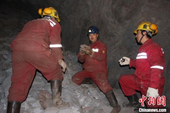 圖為甘肅嘉峪關(guān)酒鋼集團鏡鐵山礦工作人員謝生瑞在井下作業(yè)。(資料圖)受訪者供圖
