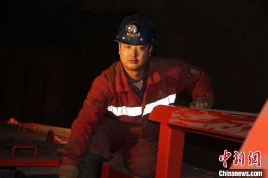 鏡鐵山礦位于祁連山南山山脈中段，是一個高海拔、高山型井下礦山，空氣稀薄，自然條件惡劣。圖為謝生瑞在礦區(qū)。(資料圖)受訪者供圖